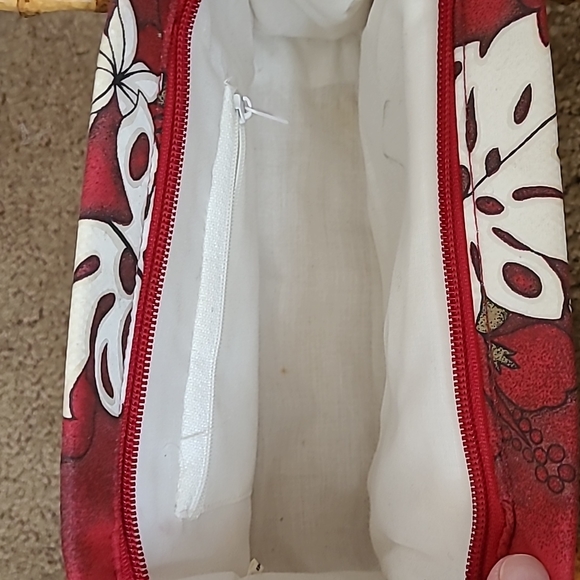 Max imports Hawaiian floral print purse, 3" wide bottom, 6.5" tall, carried once - Picture 4 of 5